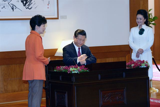 3일 박근혜대통령이 청와대에서 중국 시진핑 주석을 맞이하고 시주석이 방명록작성을 하고 있다. 고영권기자 youngkoh@hk.co.kr