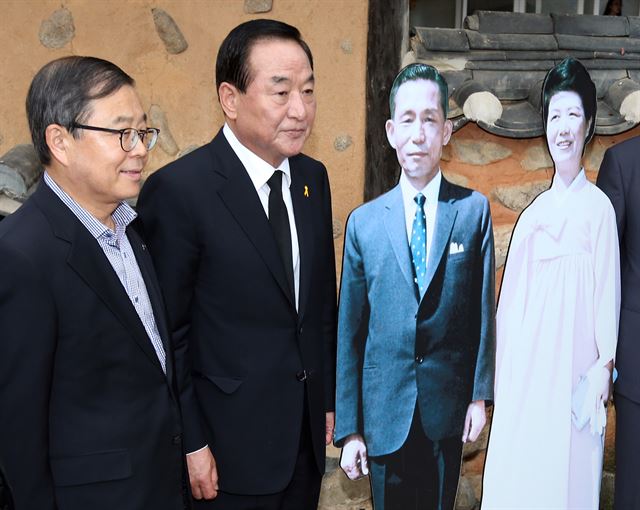 서청원 의원이 3일 경북 구미시 상모동 박정희 전 대통령 생가에서 남유진 구미시장과 함께 기념촬영을 하고 있다. 구미=연합뉴스