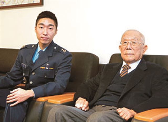 병역 명문가로 선정된 김구 선생의 손자 김양(오른쪽)전 국가보훈처장과 증손자 김용만씨. 병무청 제공