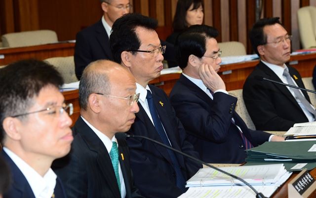 4일 국회 세월호침몰사고 진상규명을 위한 국정조사특별위원회 기관보고에서 관계장관들이 질의에 답하고 있다. 왼쪽부터 이영찬 보건복지부 차관, 문형표 장관, 서남수 교육부 장관, 나승일 차관, 방하남 고용노동부 장관. 오대근기자 inliner@hk.co.kr