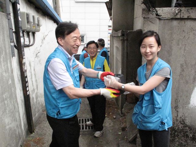 설동호 대전시 교육감이 취임 후 첫 주말 일정을 연탄배달 봉사로 시작했다. 설 교육감은 6일 오전 중구 용두동에서 대전봉사체험교실(회장 권흥주) 회원 200여명과 함께 저소득층 및 장애인 가정에 연탄 400여장을 배달했다. 대전시교육청 제공