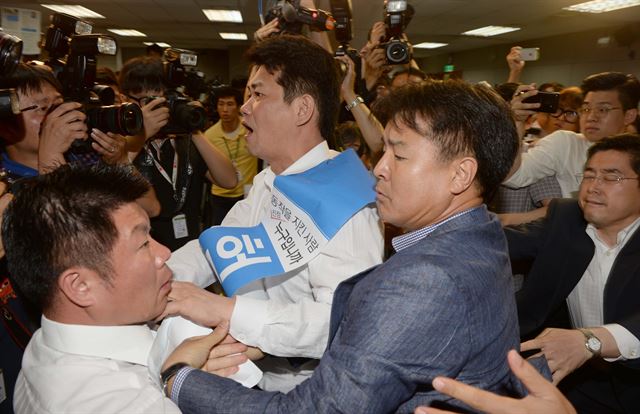 기동민 전 서울시 정무부시장이 8일 오전 국회 정론관에서 새정치민주연합 동작을 공천 수락 기자회견을 하던중 허동준 동작을 지역위원장이 공천무효를 주장하며 항의를 하고 있다. 왕태석기자 kingwang@hk.co.kr