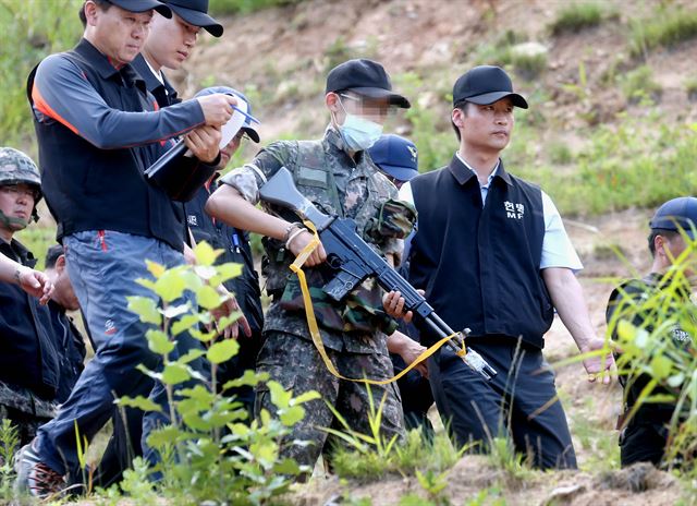 강원도 동부전선 GOP서 총기난사 후 도주해 구속된 임 병장이 8일 오후 현장검증을 받고 있다. 고성=사진공동취재단