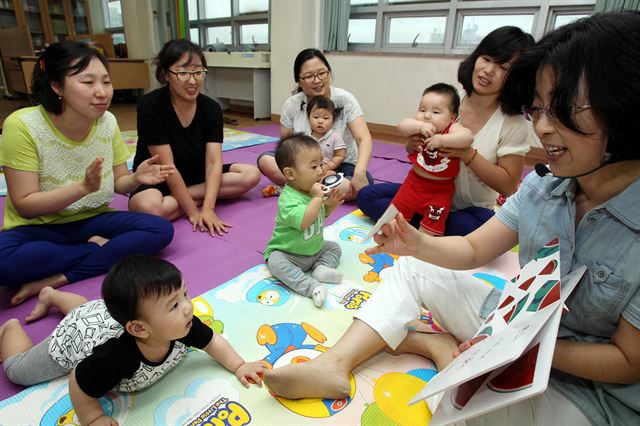 8일 광주 북구보건소가 영유아의 오감과 신체발달을 위해 마련한 엄마와 함께 하는 오감 발달 놀이에 참가한 어린이들이 구연동화를 들으며 즐거워하고 있다. 광주 북구 제공