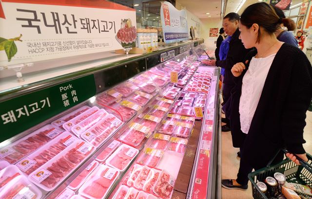 돼지고기 가격이 고공행진하는 가운데 가격이 가장 많이 오른 돼지고기 부위는 앞다리살인 것으로 나타났다. 이는 삼겹살·목살 등 인기 부위 가격이 급등하는 상황에서 앞다리살·뒷다리살 등 비선호 부위 판매를 촉진해 돼지고기 가격안정을 이루겠다는 정부 방침과 다른 것이다. 한국일보 자료사진