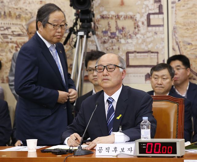 김주성 한국교원대 총장이 9일 국회 교육문화체육관광위원회에서 열린 김명수 사회부총리겸 교육부장관 후보자 인사청문회에서 증인 선서를 마친 후 자리로 이동하고 있다. 연합뉴스