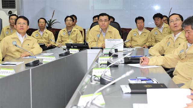 남상호 소방방재청장이 9일 서울 종로구 정부서울청사 소방방재청 재난상황실에서 제8호 태풍 너구리 북상에 따른 대처상황 판단회의를 주재하고 있다. 연합뉴스