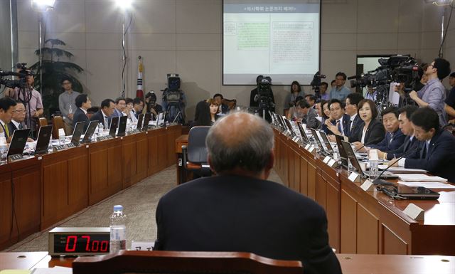 유은혜 새정치민주연합 의원 등 야당 의원들이 9일 국회 교육문화체육관광위원회에서 열린 김명수 사회부총리겸 교육부장관 후보자 인사청문회에서 논문 표절 관련 질의를 하고 있다. 연합뉴스