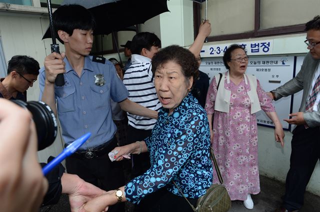 강일출(가운데) 이용수(오른쪽에서 두 번째) 할머니 등 일본군 위안부 피해자들이 9일 서울동부지법에서 열린 박유하 세종대 교수의 저서 '제국의 위안부' 도서출판 등 금지 가처분 신청 첫 공판이 끝난 뒤 재판에 불출석한 박 교수에 대해 울분을 토하고 있다. 뉴시스