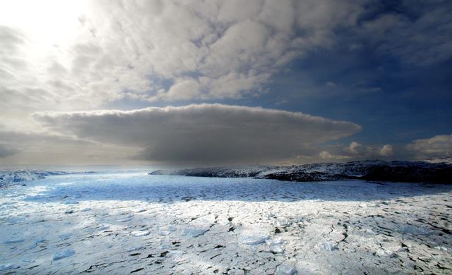 그린란드에서 자주 쓰는 말에 "This is Greenland'라는 말이 있다. 변화 무쌍한 날씨에 무언가를 체념하 듯 하는 말인데 그만큼 예측 불가능한 곳이 그린란드다. 맑은 날씨를 모이다가도 먹구름이 몰려오기 일쑤다.