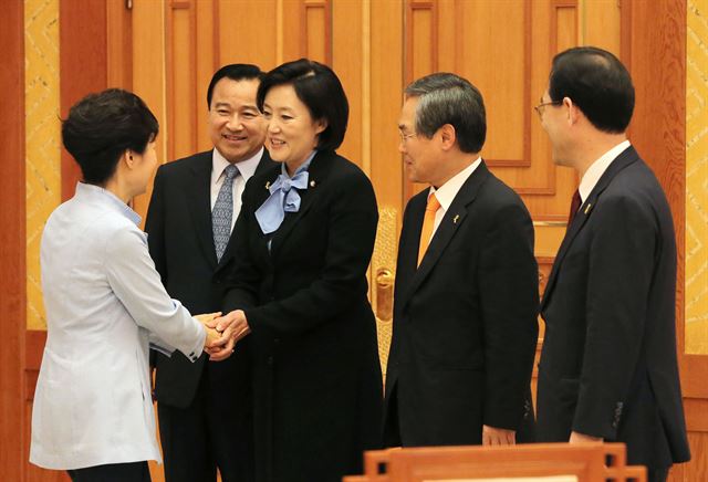 박근혜 대통령이 10일 오전 청와대에서 여야 원내지도부와 회동을 갖기에 앞서 악수하고 있다. 사진 왼쪽부터 박 대통령, 새누리당 이완구 원내대표, 새정치민주연합 박영선 원내대표, 새정치민주연합 우윤근 정책위의장, 새누리당 주호영 정책위의장. 연합뉴스