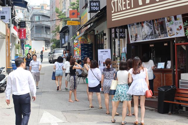 서울 이태원 경리단길은 콘셉트가 명확한 가게들이 즐비해 평일에도 젊은이들의 발길이 끊이지 않는다. 박주희기자 jxp938@hk.co.kr