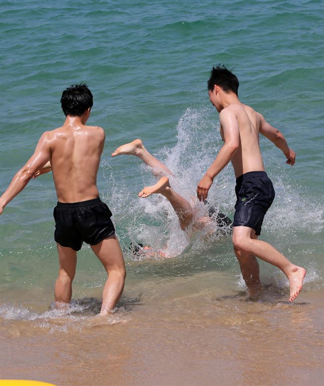 강릉 경포를 비롯한 동해안 90개 해수욕장이 11일 일제히 개장하고 운영에 들어갔다. 강원 동해안은 지난 1일 개장한 속초해수욕장을 포함해 모두 91개 해수욕장이 8월 하순까지 운영된다. 사진은 11일 경포해수욕장에서 물놀이를 즐기는 피서객의 모습. 연합뉴스