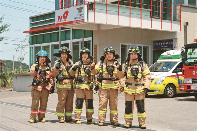 경기도 소방재난본부 안산소방서 대부119안전센터 진진산(사진 맨 왼쪽)팀장과 대원들이 11일 안전센터 앞에서 구조대 활동이 끝난 뒤 파이팅을 외치고 있다. 경기도소방재난본부 제공