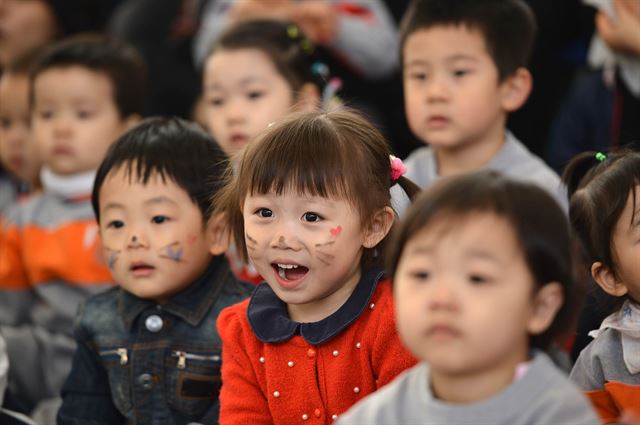 시간제 보육반 시범사업이 28일부터 전국 14개 시도, 61개 시군구의 육아종합지원센터와 어린이집 등 71개 기관에서 차례로 시행된다고 보건복지부가 13일 밝혔다. 사진은 '2013 송파구 어린이날 큰잔치'. 한국일보 자료사진