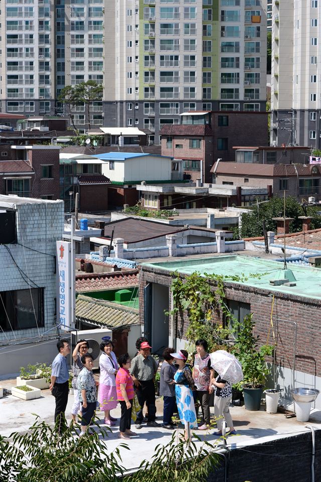 고만고만한, 오래된 집들이 모인 사당1구역 재건축 지역. 이와 비슷한 마을을 헐고 재건축된 오른쪽 뒤의 아파트 단지는 조합원들이 파산 위기에 있다. 민간 건설시장에 맡겨 왜곡되어 버린 재건축은 이제 서민들의 집을 지켜주면서 동네환경을 개선하는 방안을 찾아야 한다. 홍인기 기자 hongik@hk.co.kr