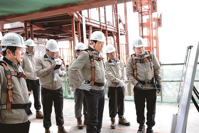 신동빈(가운데) 롯데 회장이 지난 5월 서울 잠실 롯데월드타워 현장을 점검하고 있다. 롯데그룹 제공