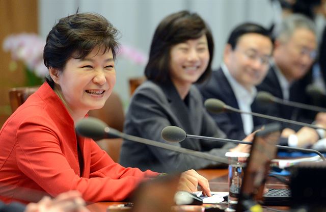 박근혜 대통령이 14일 청와대에서 열린 수석비서관회의 도중 환하게 웃고 있다. 고영권기자youngkoh@hk.co.kr