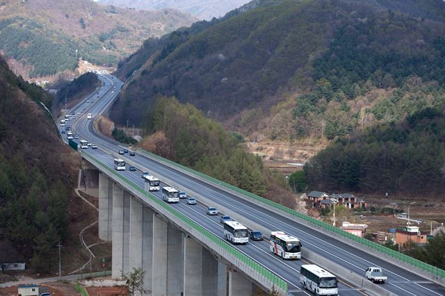 15일 개통 5주년을 맞은 서울~춘천 고속도로는 수도권과 강원도의 물리적·심리적 거리를 좁혔다는 평가를 받고 있다. 서울춘천 고속도로 제공