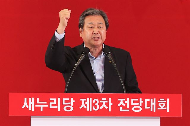 새누리당 당권에 도전하는 김무성 의원이 14일 서울 송파구 잠실실내체육관에서 열린 제3차 전당대회에서 정견을 발표하고 있다. 연합뉴스