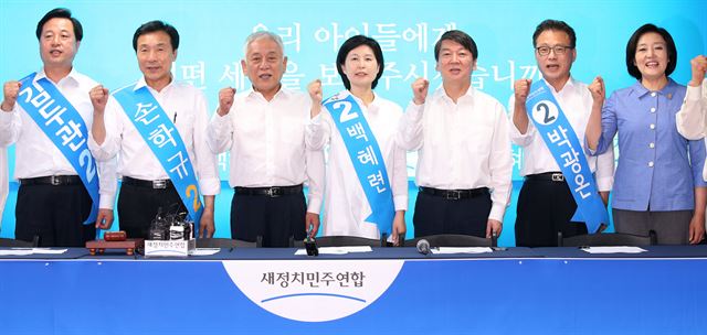 7·30 재보선에 출마한 경기지역 새정치민주연합 후보들이 14일 당 최고위원회의가 열린 수원을 백혜련 후보 선거사무소에서 파이팅을 외치고 있다. 왼쪽부터 김두관(김포)·손학규(수원병) 후보, 김한길 공동대표, 백 후보, 안철수 공동대표, 박광온(수원정) 후보, 박영선 원내대표. 수원=연합뉴스