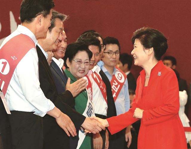 박근혜 대통령이 14일 서울 잠실실내체육관에서 열린 새누리당 전당대회에 참석해 당 대표 후보자들과 인사를 나누고 있다. 고영권기자 youngkoh@hk.co.kr