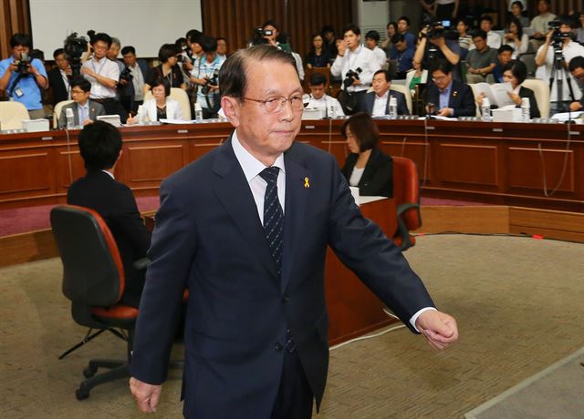 김기춘 청와대 대통령 비서실장이 10일 국회에서 열린 세월호침몰사고 진상규명 국정조사 특별위원회 기관보고에서 선서문을 심재철 위원장에게 전달한 뒤 자리로 향하고 있다. 연합뉴스