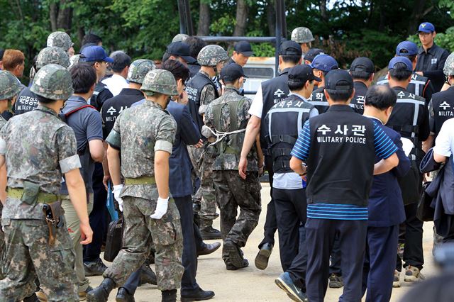 동부전선 GOP총기난사 사건 현장검증이 실시된 지난 8일 임모 병장이 당시 상황재연을 위해 이동하고 있다. 연합뉴스