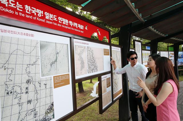 관람객들이 독도는 한국 땅임을 입증하는 일본 고지도 등을 살펴보고 있다. 경주세계문화엑스포 제공