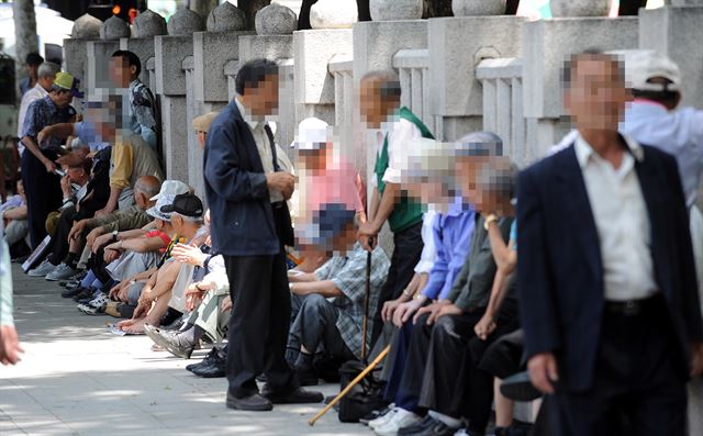 직장인 절반은 은퇴 전에 퇴직급여를 미리 받아 사용한 경험이 있다는 조사결과가 나왔다. 한국일보 자료사진.