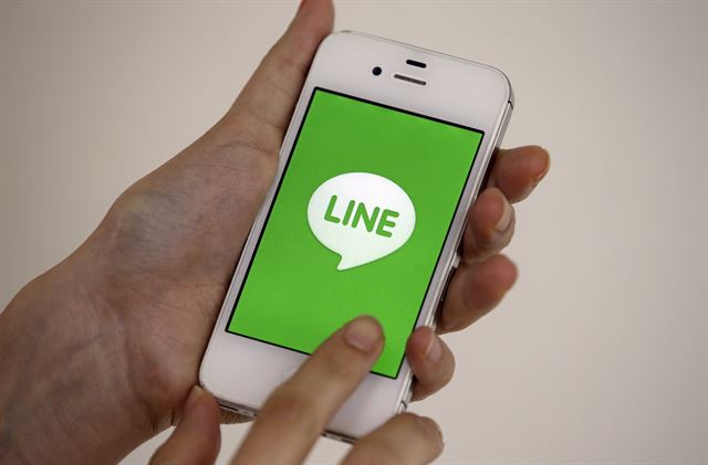 NHN의 모바일 메신저 'LINE'이 일본 도쿄증권거래소에 상장을 신청했다. 스마트폰에서 LINE을 구동하는 모습.