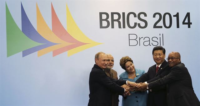 브라질의 포르탈레자에서 열린 제6차 브릭스(BRICS) 정상회의에 참석한 푸틴 러시아 대통령, 모디 인도 총리, 호세프 브라질 대통령,시진핑 중국 주석, 주마 남아공 대통령이 손을 잡고 기념 사진을 촬영하고 있다. 브릭스는 정상회의를 통해 자체 개발은행을 설립하기로 공식 발표하고 관련 협정에 서명했다. 포르탈레자=로이터 연합뉴스