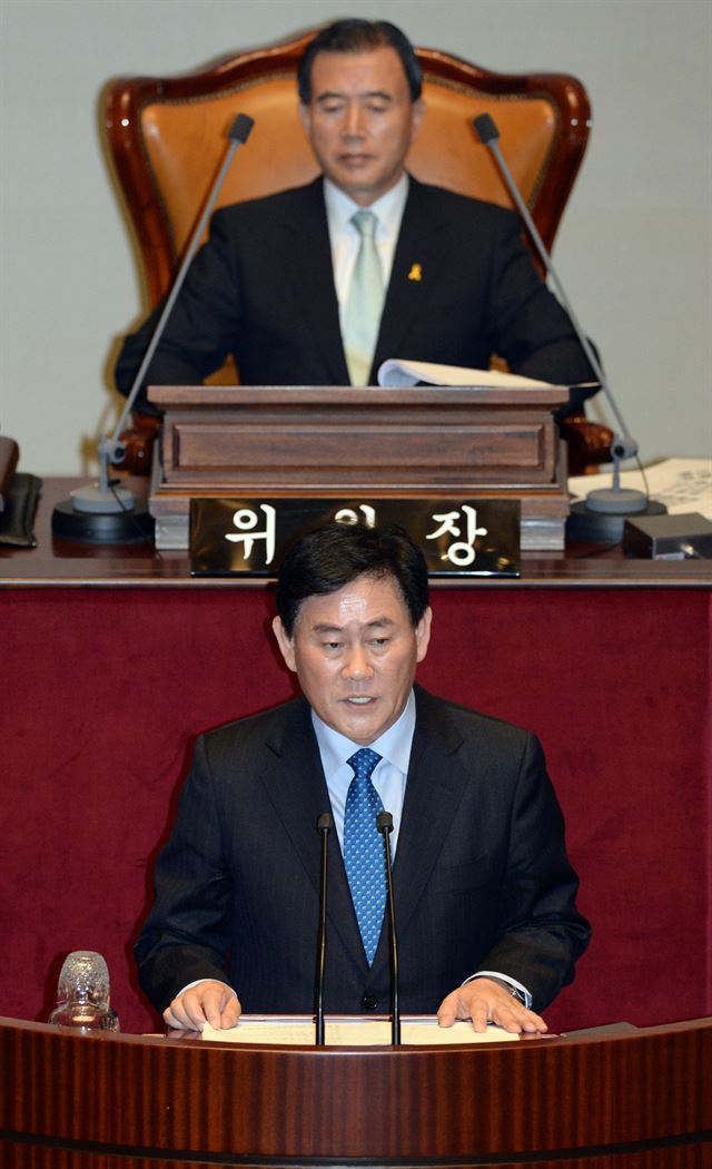 최경환 경제부총리 겸 기획재정부 장관이 16일 오전 국회에서 열린 예산결산 특별위원회 전체회의에서 인사말을 하고 있다. 오대근기자 inliner@hk.co.kr