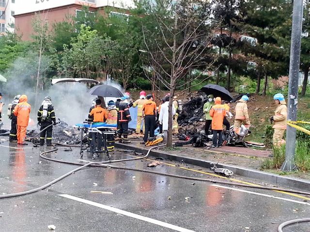 17일 오전 10시54분께 광주 광산구 장덕동 수완지구 한 아파트 인근 도로변 인도에 소방헬기가 추락해 조종사 3명이 숨졌다. 119와 경찰이 사고 현장에서 추가 인명 피해가 있는지를 파악하고 있다. 뉴시스