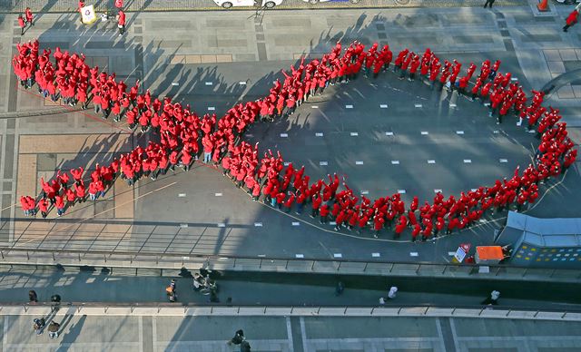 한국HIV/AIDS감염인연합회와 인권운동사랑방 등 10여개 시민단체는 17일 "요양병원에서 에이즈환자에 대한 입원을 거부하고 있는데 당국은 아무런 조치를 하지 않고 있다"며 보건복지부와 질병관리본부 및 각 지방자치단체를 상대로 국가인권위원회에 차별 진정을 제기했다. 사진은 에이즈 감염인에 대한 배려를 약속하는 레드리본 플래시몹. 한국일보 자료사진