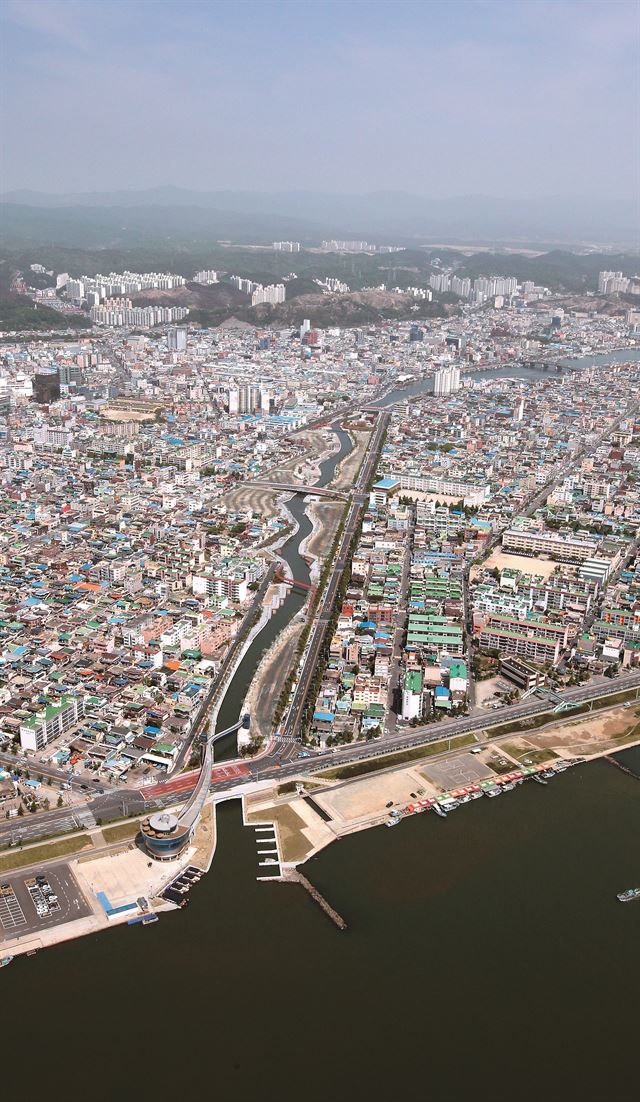 포항운하 건설로 형산강과 동빈내항을 잇던 물줄기가 복원됐다. 하늘에서 내려다 본 포항운하 전경. 포항시청 제공