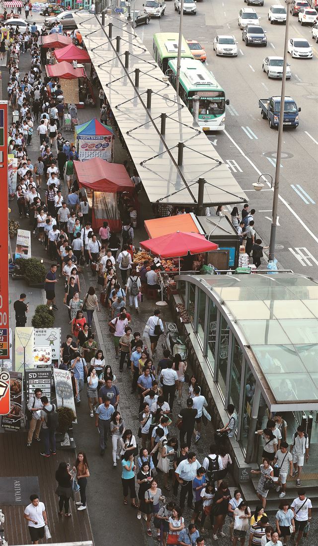 고속화도로에서의 광역버스 입석 금지 조치로 수도권 주민들이 큰 불편을 겪고 있다. 16일 오후 서울 사당역 인근 버스정류장에서 퇴근길 시민들이 광역버스를 기다리기 위해 길게 줄을 서 있다. 연합