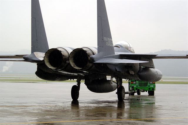 쌍발엔진 방식을 사용하는 F-15K. 한국일보 자료사진