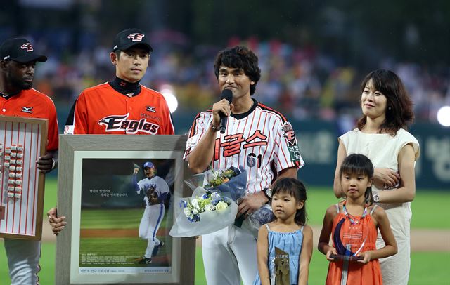 18일 오후 광주 기아 챔피언스 필드에서 열린 2014 프로야구 올스타전 경기에서 은퇴식을 가진 박찬호가 팬들에게 고마움을 전하고 있다. 연합뉴스