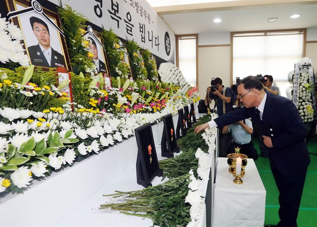 20일 오전 정홍원 국무총리가 헬기 추락사고로 순직한 강원도 소방본부 소속 소방공무원 5명의 빈소가 차려진 강원 춘천시 동내면 강원효장례문화원을 찾아 조문을 하고 있다. 연합뉴스