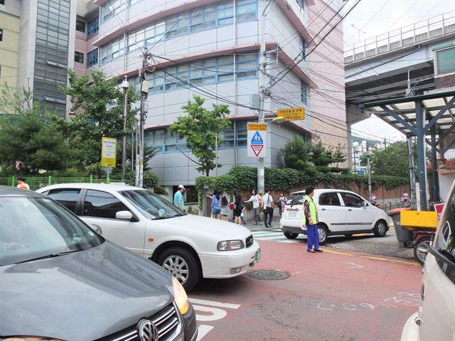 18일 오전 서울시 서대문구 한 초등학교 앞 스쿨존에 차량들이 쉴새 없이 지나다니고 있다. 손효숙기자 shs@hk.co.kr