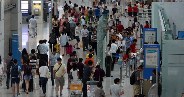 본격적인 여름휴가철인 20일 오후 인천 중구 운서동 인천국제공항 출국장이 해외로 나가는 사람들로 북적이고 있다. 뉴시스