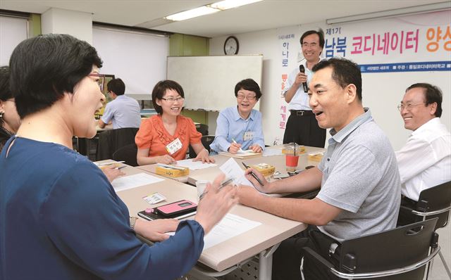 각계 전문가들이 18일 통일운동 시민단체인 '새조위' 사무실에서 탈북주민들과 함께 통일 코디네이터 양성 교육을 받고 있다. 통일에 앞서 남북 주민 통합에 기여할 전문가 양성을 목표로 하고 있는 교육과정에는 남북 출신 주민 24명이 참여하고 있다. 왕태석기자 kingwang@hk.co.kr