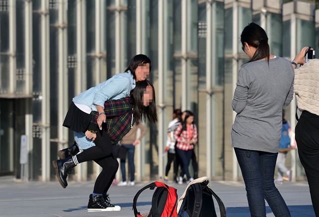 서울 서대문구 이화여대 캠퍼스를 찾은 중국인 관광객들이 기념사진을 찍고 있다. 김주영기자