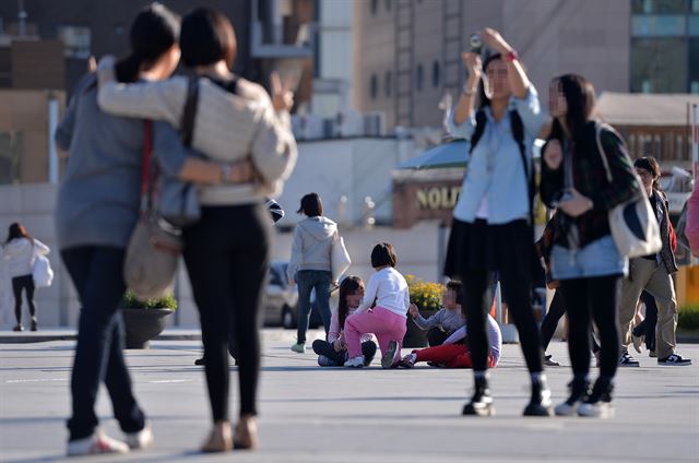 서울 서대문구 이화여대 캠퍼스를 찾은 중국인 관광객들이 기념사진을 찍고 있다. 김주영기자