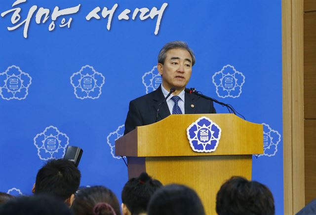 교황 방한이란 중대사를 목전에 두고 후임도 정해지지 않은 주무부서 장관을 잘라 버린 대통령의 초강수엔 도대체 어떤 배경이 있는 걸까. 사진은 17일 청와대로부터 이례적인 면직 통보를 받은 유진룡 전 문화체육관광부 장관이 지난해 12월 서울 사직로 외교부 브리핑룸에서 아베 신조 일본 총리의 야스쿠니 신사 참배와 관련한 정부성명을 발표하고 있는 모습. 한국일보 자료사진