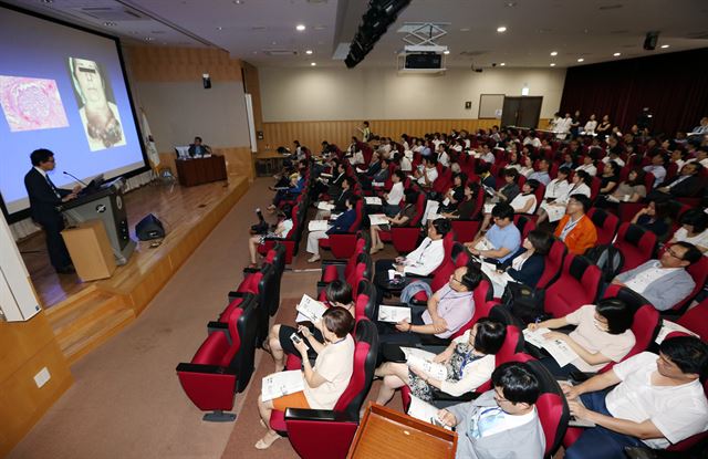 21일 오후 경기도 고양시 국립암센터에서 열린 '갑상선암 검진 어떻게 할 것인가' 토론회에서 참석자들이 갑상선암 진단과 치료의 최신 현황 등에 대한 강연을 듣고 있다. 연합뉴스