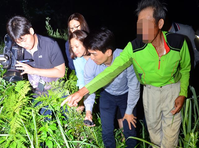 세월호 실소유주인 유병언(73·지명수배) 전 세모그룹 회장으로 추정되는 시신이 지난달 12일 발견된 가운데 최초 발견자 박모(77)씨가 22일 오전 전남 순천시 서면의 한 밭에서 발견 당시 상황을 설명하고 있다. 시신이 발견된 곳은 유병언이 머물렀던 송치재 별장에서 2~3㎞ 떨어진 것으로 알려졌다. 뉴시스