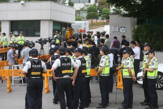 22일 오전 유병언(73) 전 세모그룹 회장으로 추정되는 시신이 실린 앰뷸런스가 들어간 서울 양천구 신월동 서울과학수사연구소 앞에서 경찰들이 경계를 서고 있다. 연합뉴스