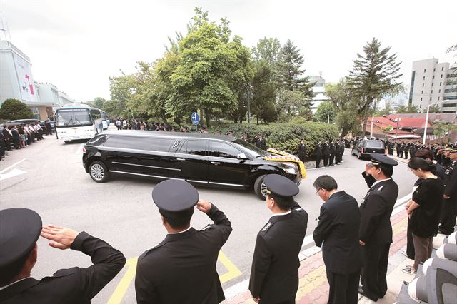 22일 헬기 추락사고로 순직한 강원도소방본부 소속 소방관 5명의 합동영결식이 열린 강원도청 별관 광장에서 소방대원들이 운구 차량을 향해 경례하고 있다. 춘천=연합뉴스